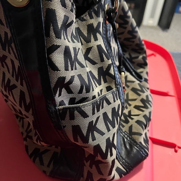 Large MK Micheal Kors purse with black letters - Picture 3 of 5